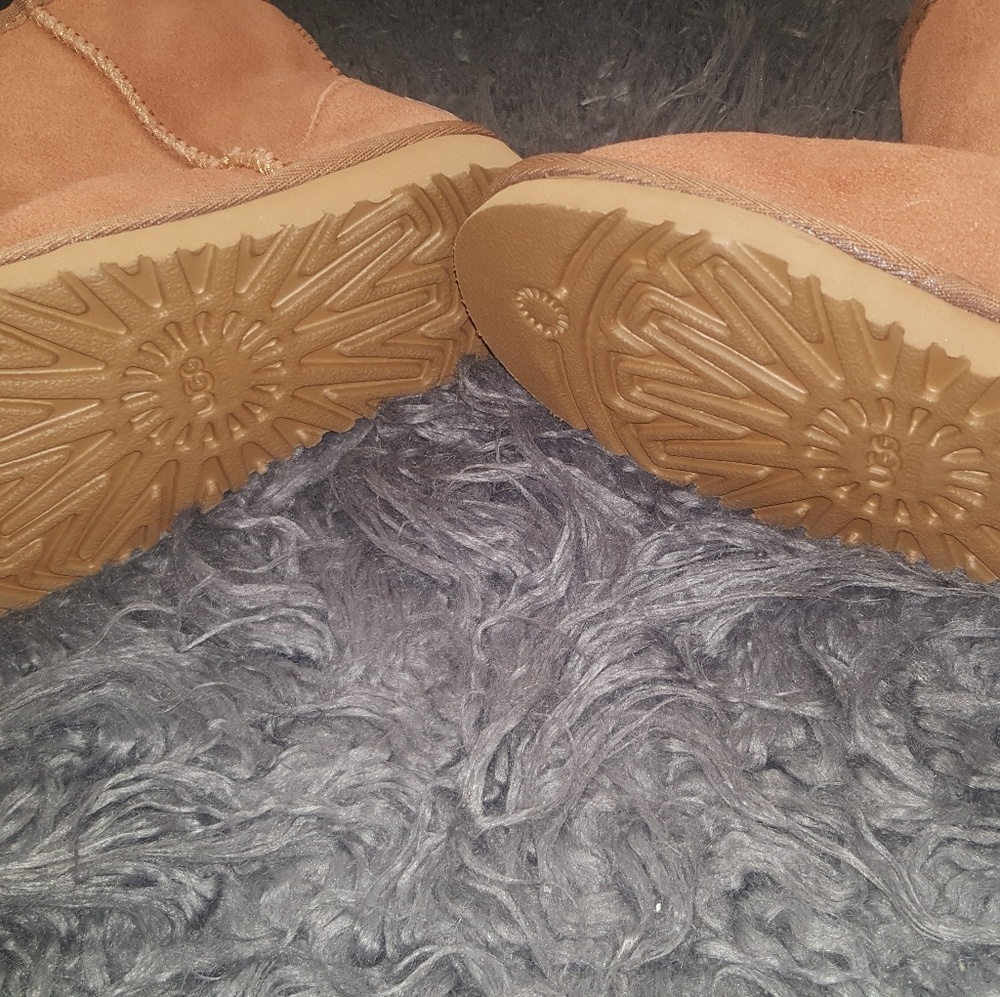 UGGS - Picture 3 of 4